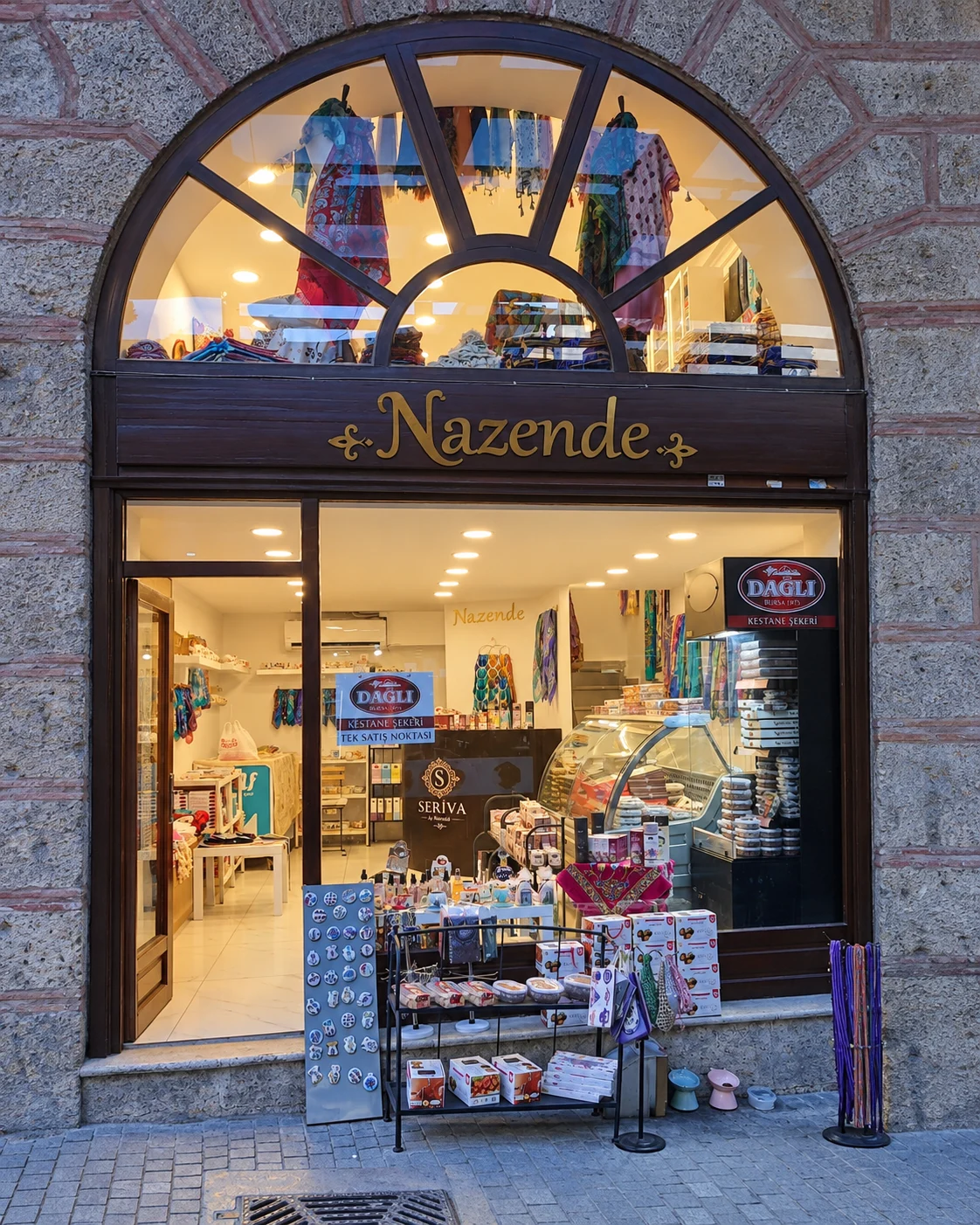 Nazende'nin Ulu Çarşı'daki mağaza girişi; düzenlenmiş fotoğraf.